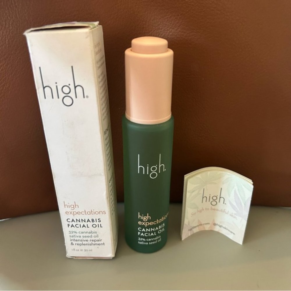 High Beauty High Expectations Facial Oil- NEW in Box - Picture 2 of 6